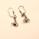 Handgefertigte silberfarbene Ohrringe in Hexenhut-Form mit versilberter Klappbrisur für Halloween und Fasching.