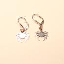 Handgefertigte silberfarbene Spinnen-Ohrringe mit versilberter Klappbrisur für Halloween, Fasching und Gothic-Fans.