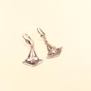 Handgefertigte silberfarbene Ohrringe in großer Hexenhut-Form mit versilberter Klappbrisur für Halloween und Fasching.  Kurzbeschreibung