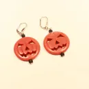 Handgefertigte Halloween Ohrringe mit orangefarbenen Kürbis-Perlen, Gesichtern und versilberter Klappbrisur.