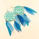 Lange handgefertigte Traumfänger Ohrringe in Hellblau und Türkis mit versilberter Klappbrisur und echten Federn.