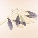 Lange handgefertigte Traumfänger Ohrringe in Weiß und Grau mit versilberter Klappbrisur und echten Federn.