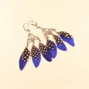 Handgefertigte Traumfänger Ohrringe in Blau und Schwarz mit weißen Punkten, versilberter Klappbrisur und echten Federn.