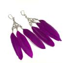 Lange silberne Traumfänger-Ohrringe mit lila Federn und versilberter Klappbrisur für Damen.