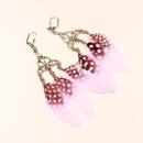 Lange silberne Traumfänger-Ohrringe mit rosa-schwarzen Punkt-Federn und versilberter Klappbrisur für Damen.