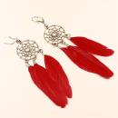 Lange versilberte Traumfänger-Ohrringe mit leuchtend roten Federn und praktischer Klappbrisur für Damen.