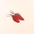 Versilberte rote Ohrringe mit weißen Polka-Dot Punkten, echten Federn und praktischer Klappbrisur für Damen.