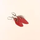 Versilberte rote Ohrringe mit weißen Polka-Dot Punkten, echten Federn und praktischer Klappbrisur für Damen.
