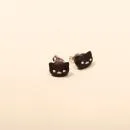 Kleine, schwarze Katzenkopf-Ohrringe, verarbeitet als versilberte Ohrstecker im filigranen Design von chic-peppig-bunt.