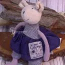 Kleine Plüschmaus von Moulin Roty mit blauem Rock, gestreiftem Hemd und integrierter Rassel.
