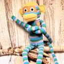 Riesiger XXL Sockenaffe von HickUps in Grün, Blau und Grau, handgefertigte Stoffpuppe aus Fair Trade Produktion, Länge 72 cm.