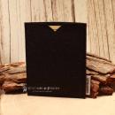 Schwarze handgenähte Filz Passhülle der Marke Weidräwöl für Reisepass und Impfpass auf hellem Untergrund.