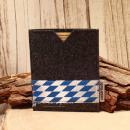 Handgenähte dunkelgraue Filz Passhülle der Marke Weidräwöl mit blau-weißer Bordüre im Bayern-Design für Reisepass und Impfpass.