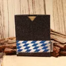 Handgenähte dunkelgraue Filz Passhülle der Marke Weidräwöl mit blau-weißer Bordüre im Bayern-Design für Reisepass und Impfpass.