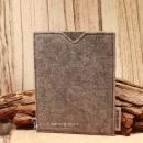 Hellgraue handgenähte Filz Passhülle der Marke Weidräwöl für Reisepass und Impfpass auf hellem Untergrund.