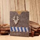 Hellgraue handgenähte Filz Passhülle der Marke Weidräwöl mit weißem Hirschkopf und blau-weißer Bordüre für Reisepass oder Impfpass.