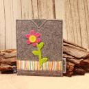 Handgenähte hellgraue Filz Passhülle der Marke Weidräwöl mit pinker Blumen-Applikation und bunt gestreifter Bordüre für Reisepass und Impfpass.