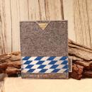 Handgenähte hellgraue Filz Passhülle der Marke Weidräwöl mit blau-weißer Bordüre im Bayern-Design für Reisepass und Impfpass.