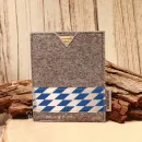 Handgenähte hellgraue Filz Passhülle der Marke Weidräwöl mit blau-weißer Bordüre im Bayern-Design für Reisepass und Impfpass.