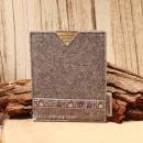 Handgenähte hellgraue Filz Passhülle der Marke Weidräwöl mit blau-weißer Trachtenbordüre für den Schutz von Reisepass und Impfpass.