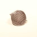 Extravaganter Damenring aus schwarzem PVC-Schlauch mit einem großen, versilberten „Blume des Lebens“-Metallelement.