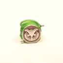 Extravaganter Damenring aus hellgrünem 2,5 mm PVC-Schlauch mit einer 2,5 cm großen versilberten Metalleule.