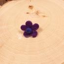 Handgefertigter lila-blauer Filzring für Kinder in Blumenform mit bunt bestickter Perlenmitte auf verstellbarer Schiene.