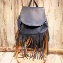 Dunkelblauer Leder-Rucksack mit braunen Fransen, Magnetverschluss und Kordelzug, Innenansicht mit Reißverschlussfach und verstellbaren Trägern.