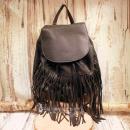 Schwarzer Leder-Rucksack mit langen Fransen, Magnetknopf-Verschluss und Kordelzug, Rückansicht mit verstellbaren Schultergurten.