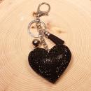 Glitzernder Schlüsselanhänger mit Stoff-Herz, silberner Gliederkette, Quaste und Karabinerhaken.
