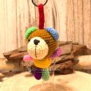 Handgemachter gehäkelter Bär als unisex Glücksbringer und Taschenbaumler. Maße: 11×7×6 cm.