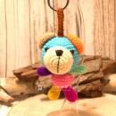 Handgemachter gehäkelter Bär in Hellblau/Rosa als unisex Glücksbringer. Fair Trade Wolle, 11×7×6 cm.
