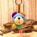 Handgemachter gehäkelter Bär als unisex Glücksbringer und Taschenbaumler. Maße: 11×7×6 cm.