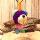 Handgemachter gehäkelter Bär in lila/rosa als unisex Glücksbringer. Fair Trade Wolle, 11×7×6 cm.