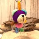 Handgemachter gehäkelter Bär in lila/rosa als unisex Glücksbringer. Fair Trade Wolle, 11×7×6 cm.