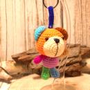 Handgemachter gehäkelter Bär in orange als unisex Glücksbringer. Fair Trade Wolle, 11×7×6 cm.