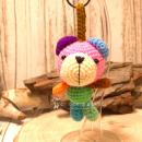 Handgemachter gehäkelter Bär in Rosa als unisex Glücksbringer. Fair Trade Wolle, 11×7×6 cm