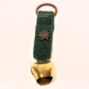 Grüner Trachten-Schlüsselanhänger aus Filz mit kleiner goldener Kuhglocke und detailliertem Edelweiß-Metall-Charm – Handarbeit von chic-peppig-bunt.