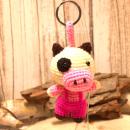 Handgemachter, gehäkelter Kuh-Schlüsselanhänger in Rosa. Unisex Glücksbringer, Maße 11×7×6 cm.