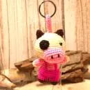 Handgemachter, gehäkelter Kuh-Schlüsselanhänger in Rosa. Unisex Glücksbringer, Maße 11×7×6 cm.