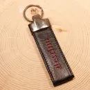 Hochwertiger Leder Schlüsselanhänger mit roter destino Prägung und großem Metallring.