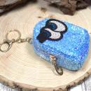 Kleines blaues Schlüsselanhänger Mäppchen mit Glitzer-Stoff, witzigem Augen-Motiv vorne und Reißverschluss. Multifunktionale Utensilientasche.