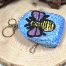 Glitzerndes Schlüsselanhänger Mäppchen Utensilientasche blau mit Biene Motiv und Reißverschluss.