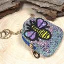 Glitzerndes Schlüsselanhänger Mäppchen in Bunt mit detailreichem Biene-Motiv, geschlossen, zur Verwendung als Mini-Utensilientasche oder Schlüsselorganizer.