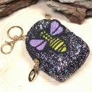 Glitzerndes Schlüsselanhänger Mäppchen schwarz mit Biene Motiv und silbernem Schlüsselring.