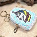 Glitzerndes Schlüsselanhänger Mäppchen (10x6x4 cm) mit Einhorn Motiv vorne, sicher verschlossen.