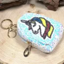 Glitzerndes Schlüsselanhänger Mäppchen (10x6x4 cm) mit Einhorn Motiv vorne, sicher verschlossen.