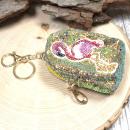 Gelbes Glitzer-Schlüsselanhänger Mäppchen mit Flamingo-Motiv, geschlossen.