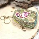 Gelbes Glitzer-Schlüsselanhänger Mäppchen mit Flamingo-Motiv, geschlossen.