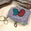 Buntes Glitzer Mäppchen Schlüsselanhänger mit Kirschen-Motiv auf der Front. Kleine Utensilientasche 10x6x4 cm mit Schlüsselring.